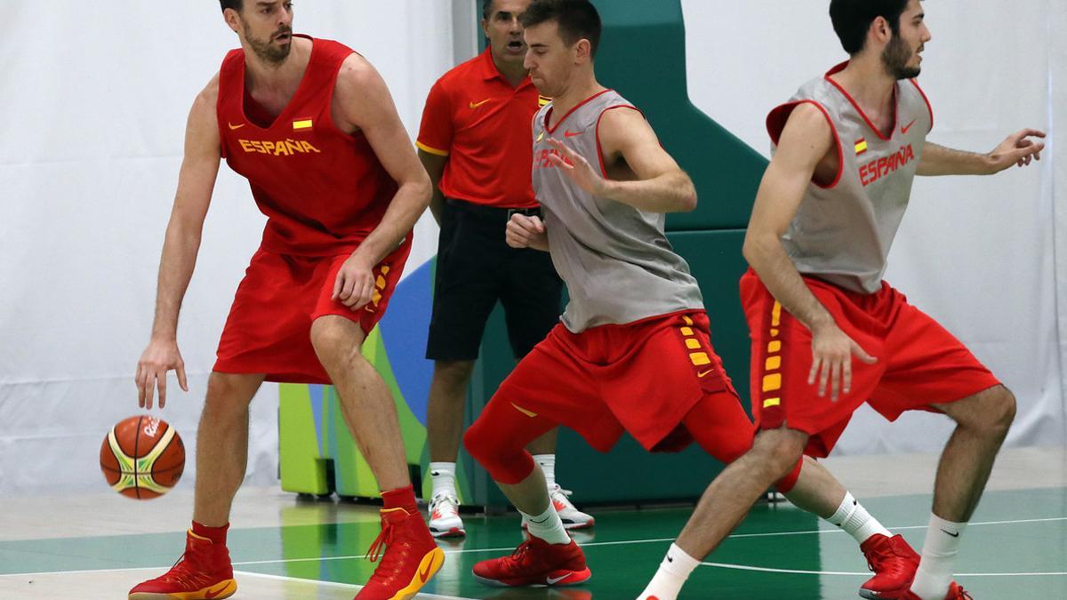 Gasol, en primer plano, en el entrenamiento de la selección en Río