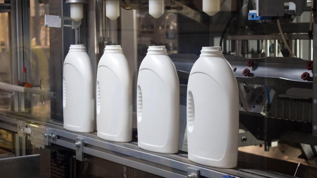 La planta cuenta con un tamaño de 14.000 metros cuadrados y una capacidad de producción de 53 millones de botellas al año.