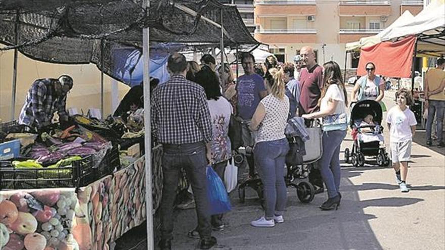 La Playa de Moncofa inaugura su verano con el regreso del mercado