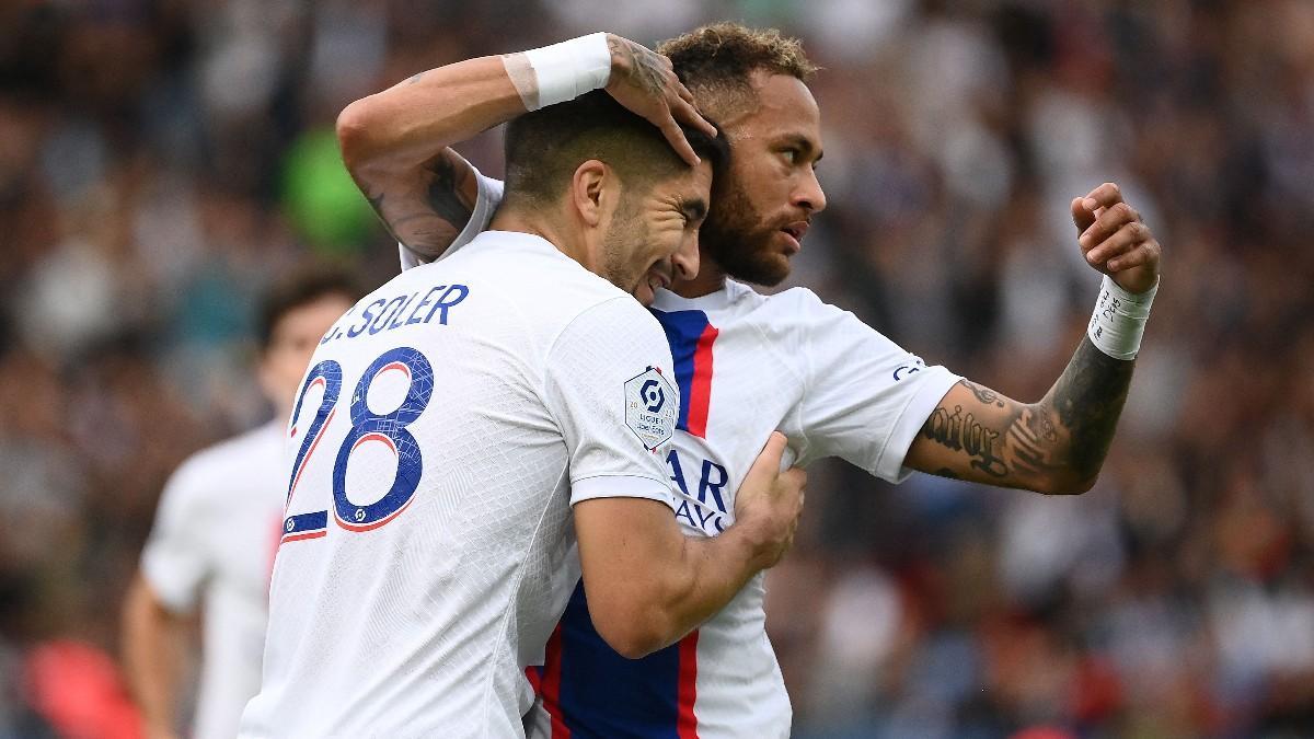 Carlos Soler y Neymar celebran un gol del PSG al Troyes