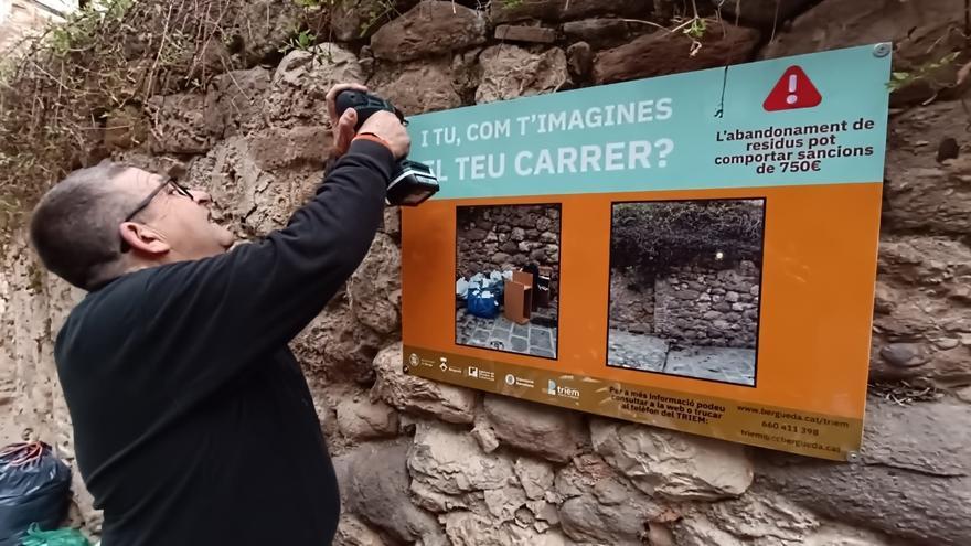 Instal·len plafons al barri vell de Berga com a acció per acabar amb les deixalles