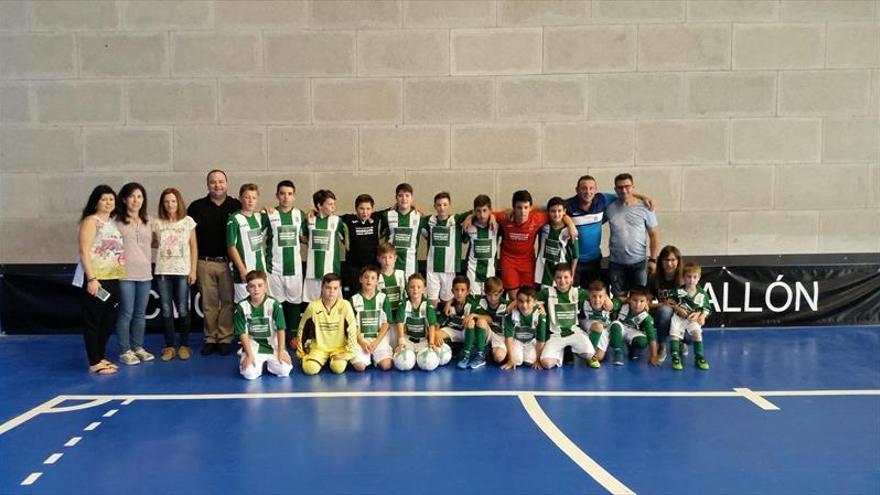 La escuela luce el verde y blanco en homenaje al equipo de fútbol de los 70