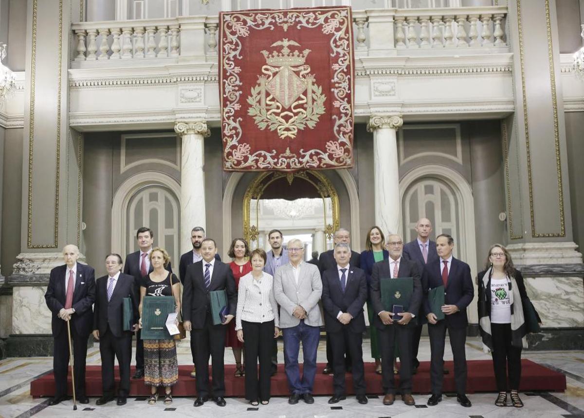 Las autoridades, los personajes y las entidades destacadas posaron tras la entrega de medallas.