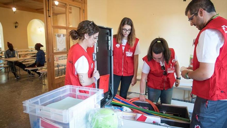 Cruz Roja Extremadura analiza los posibles destinos para 120 inmigrantes