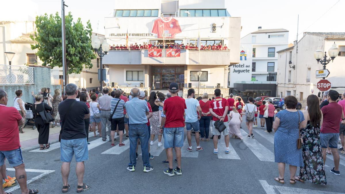 Cientos de personas se han congregado ante el Ayuntamiento para aplaudir a los jugadores.