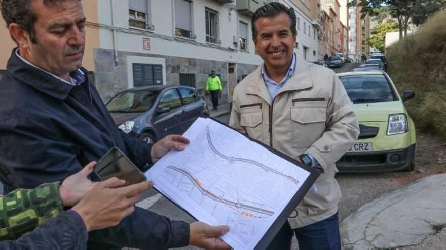 Tormo y Miró en la calle Reconquista mostrando el plano.