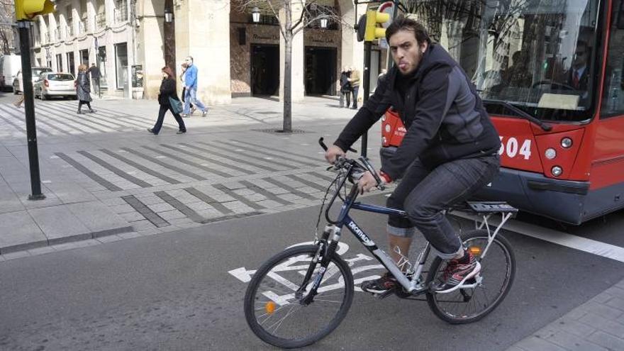 Zaragoza debatirá si permite a las bicis saltarse los semáforos