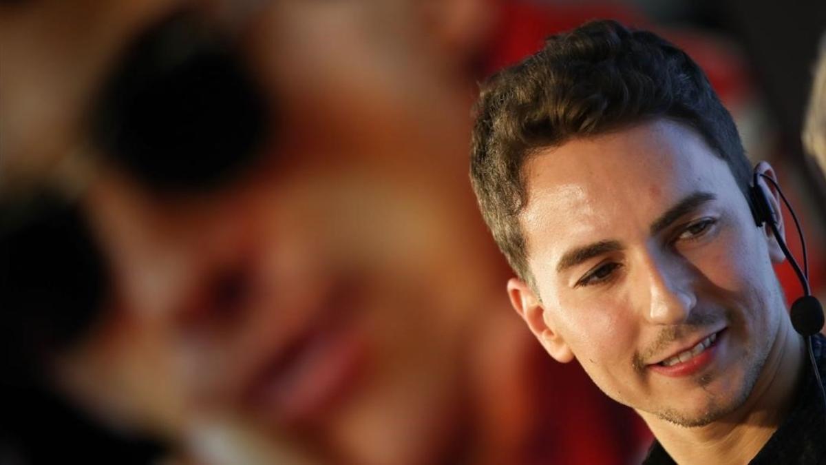 Jorge Lorenzo, en su museo de Andorra, con un retrato de su ídolo Ayrton Senna al fondo.