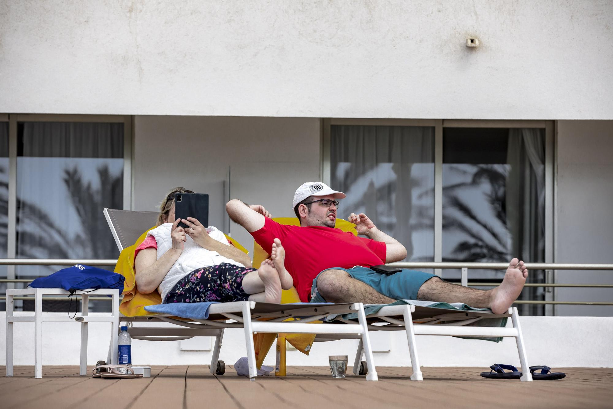 Ajenos a la controversia, los turistas alemanes se refugian en Platja de Palma