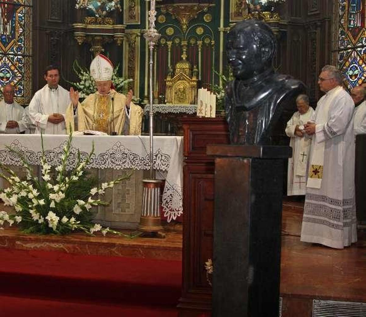 Pazos regaló a la villa la escultura del Salmón y el busto de Juan Pablo II
