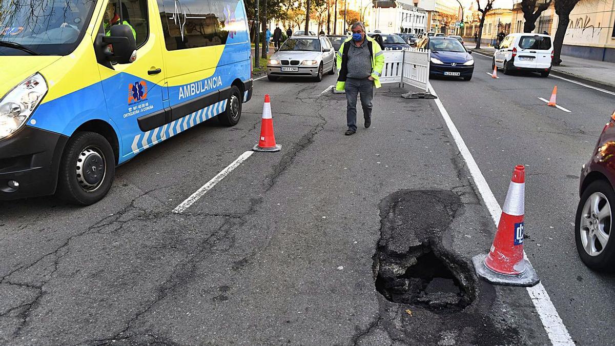 Socavón en un carril central de la avenida do Porto.   | // VÍCTOR ECHAVE