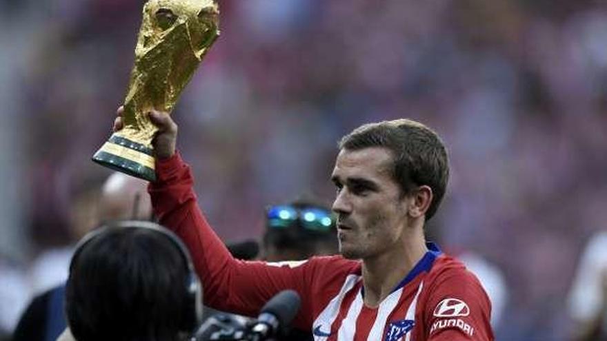 Griezmann muestra a la afición la Copa del Mundo lograda por Francia.