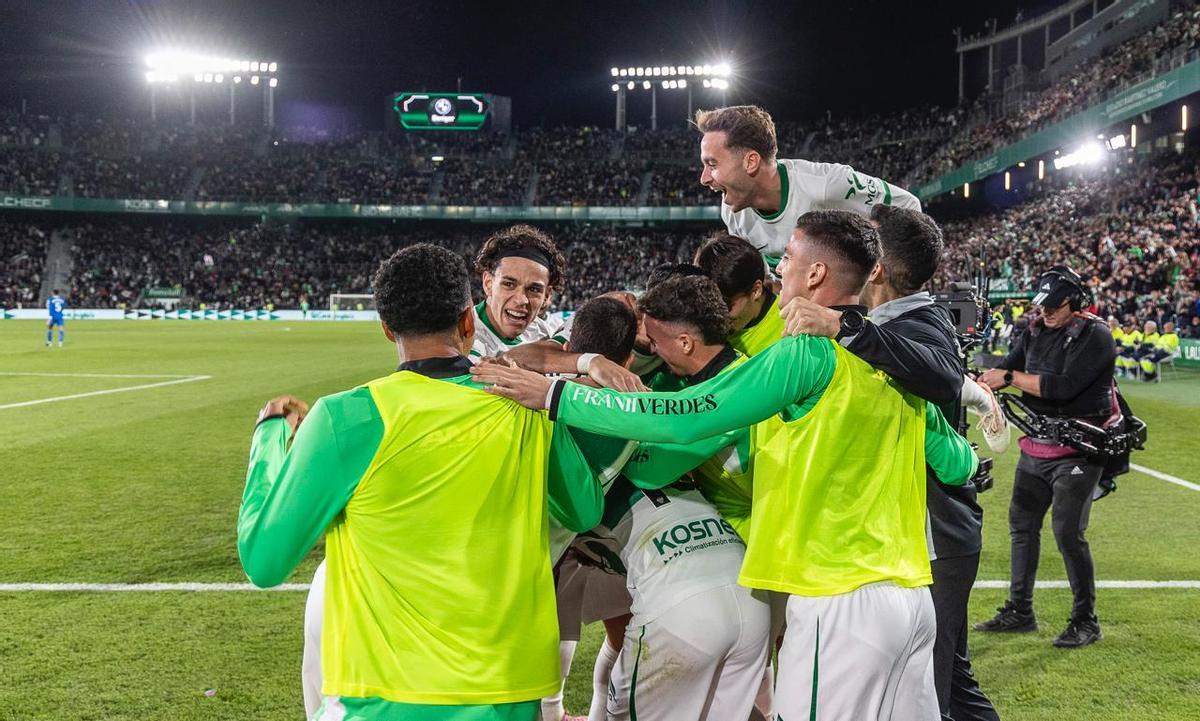 La plantilla del Elche celebra el gol de Aleix Febas, que puso el 1-0 para el delirio de la afición franjiverde.