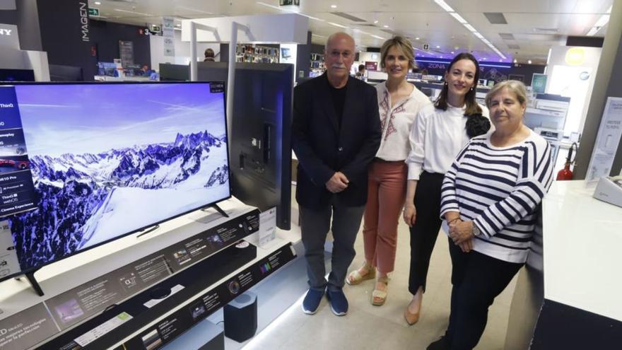 El lector premiado de los Aragoneses del Año recibe la televisión.