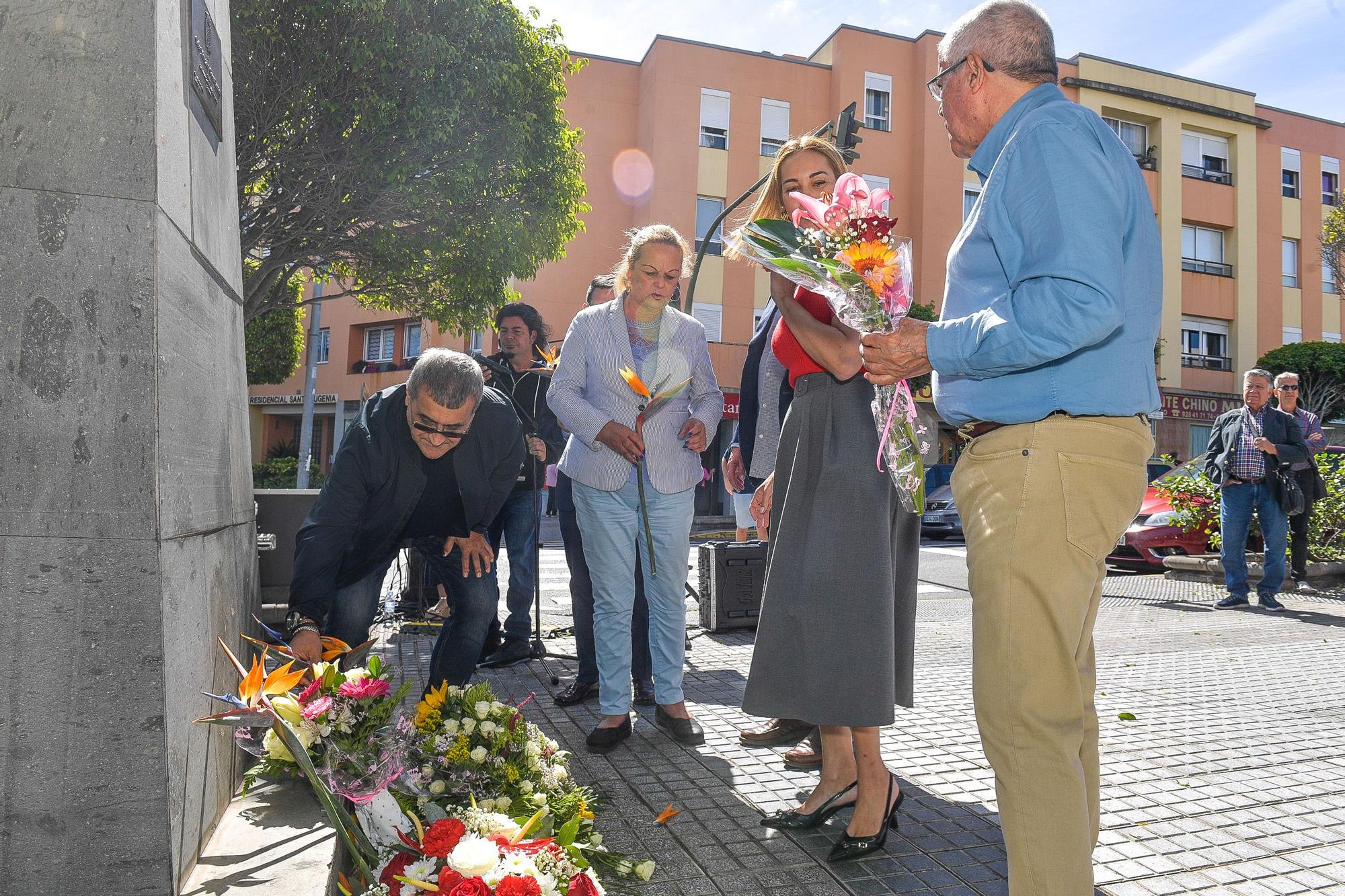 Ofrenda floral en homenaje a Felo Monzón