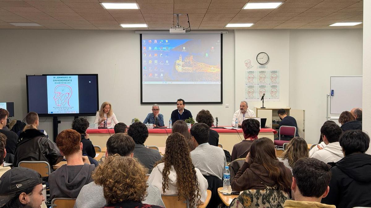 Sagrego y José Manuel Mora en el acto de apertura de las III Jornadas de Emprendimiento del IES Henri Matisse de Paterna.