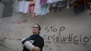 Maria Isabel Castillo, madre de tres niñas menores de edad y beneficiaria de la Renta Garantizada, en el barrio de la Salut Alta de Badalona.