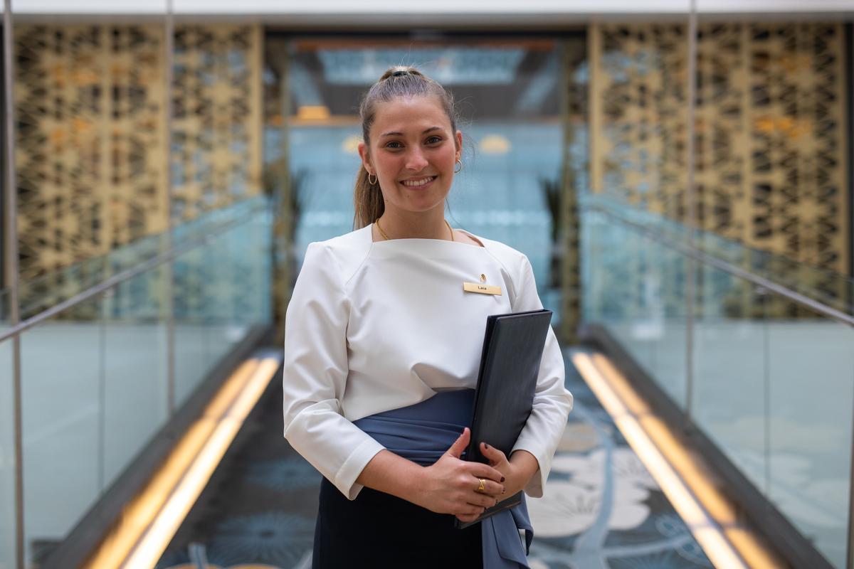 Laia Viñas, estudiante de 4º de Turismo del CETT, contratada en el área de Guest Relations del Hotel Mandarín de Barcelona.