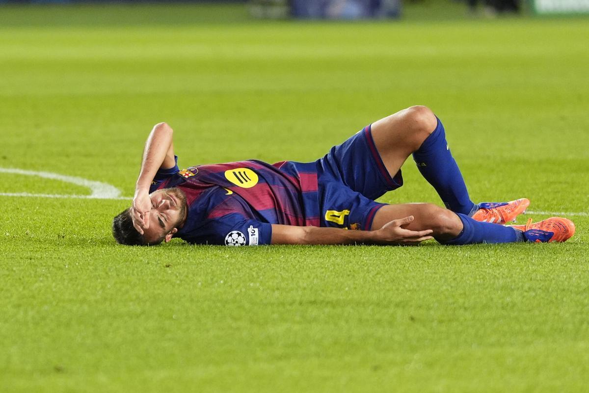 Eric García tuvo que ser sustituido ante el PSG