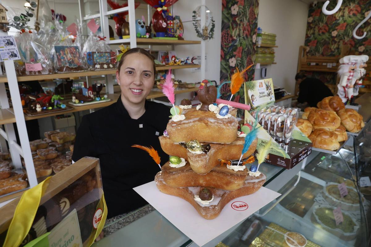 Paula Menéndez, de la confitería Grao de Sabugo, posa con el bollo de Pascua.