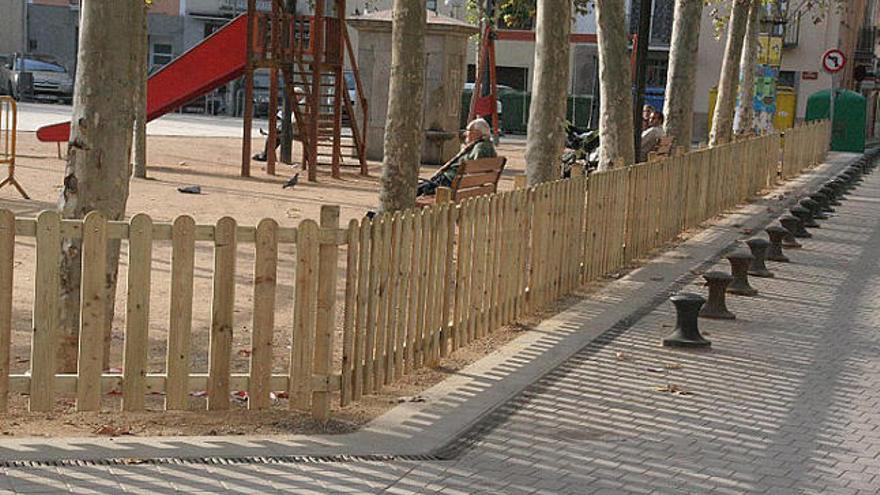 Nova tanca a la plaça de les Rodes de Banyoles