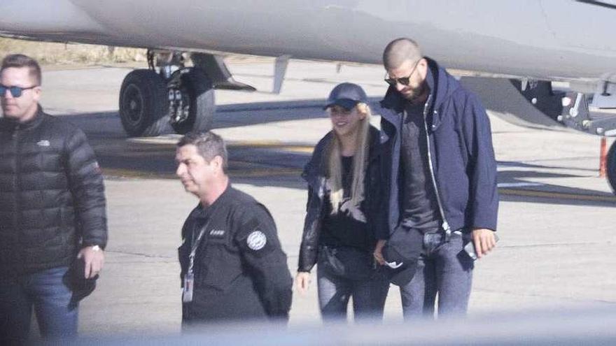 Shakira y Piqué, a su llegada al aeropuerto de Rosario.