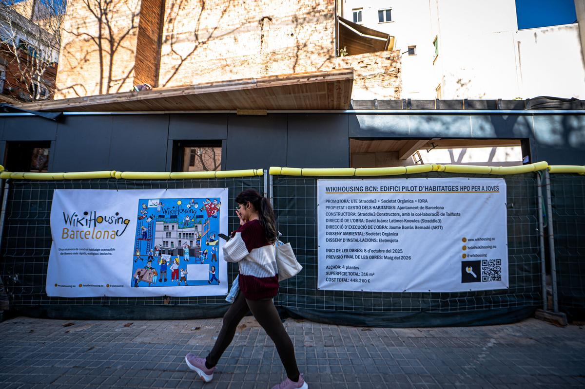 Operarios y voluntarios avanzan en los trabajos de construcción de WikiHousing, un innovador proyecto de vivienda colaborativa ubicado en un solar municipal del barrio de Poble-sec. Barcelona, 3 de febrero de 2026.