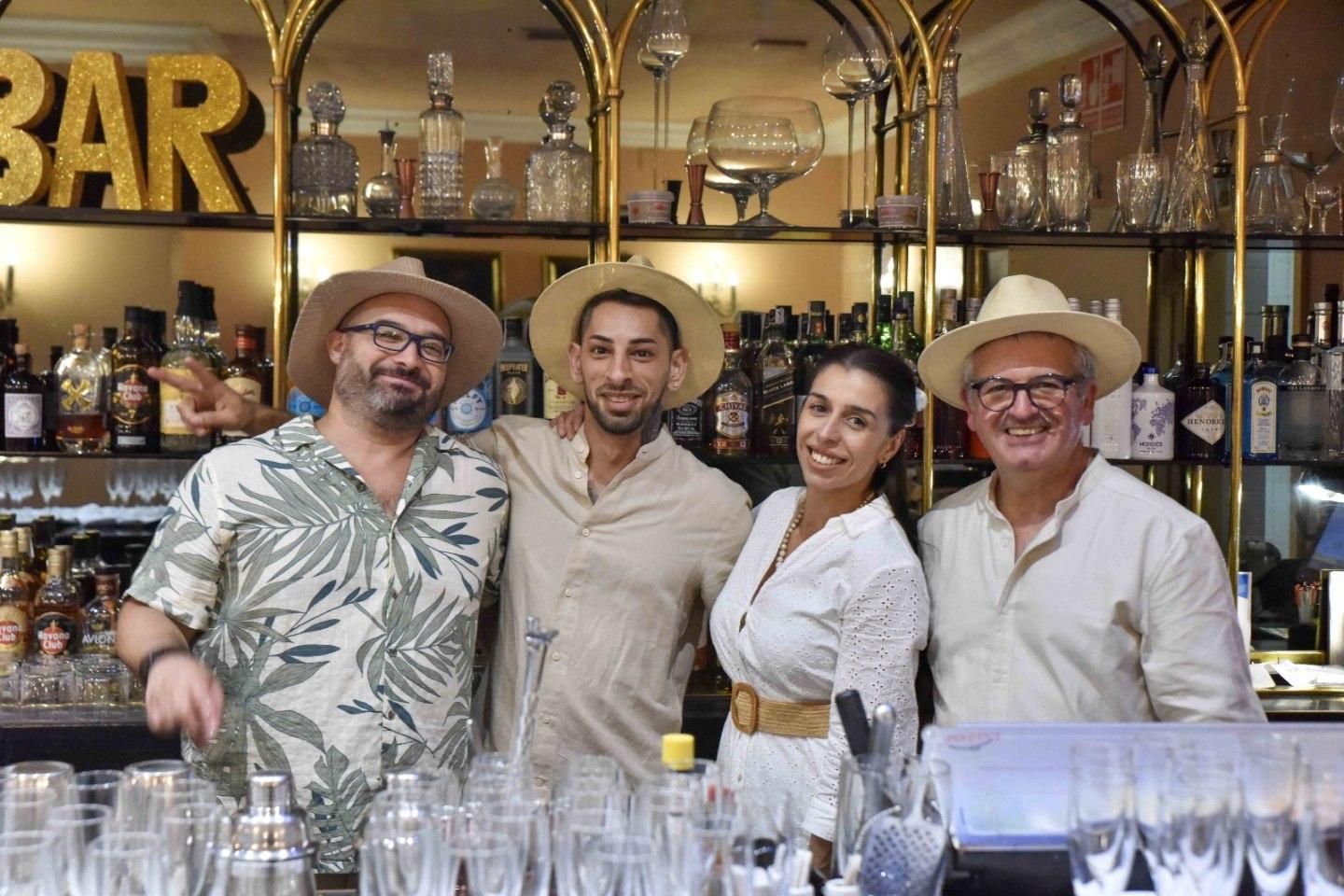 Asistentes a la fiesta de aniversario del Casino La Toja.