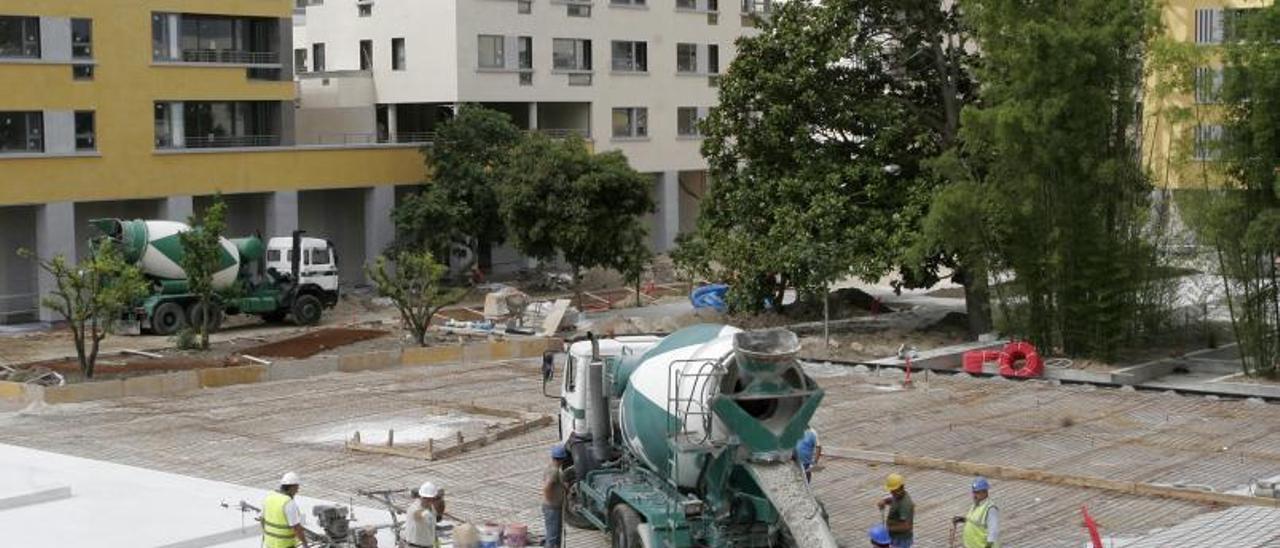 Las obras para el pavimentado de la actual Praza Massó, en el centro de Bueu. |   // FDV