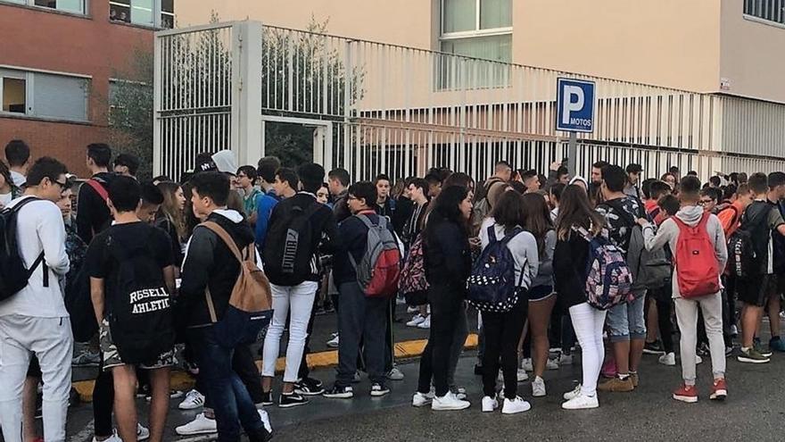 Los chavales a la puerta del centro.