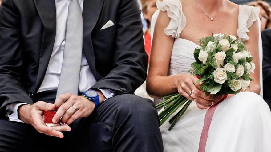 Una pareja de novios durante la ceremonia nupcial.