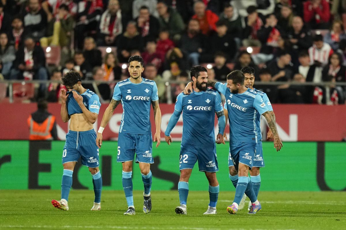 Los jugadores del Betis celebran el segundo gol del equipo verdiblanco en el Girona-Betis en Montilivi de la temporada 2024/25