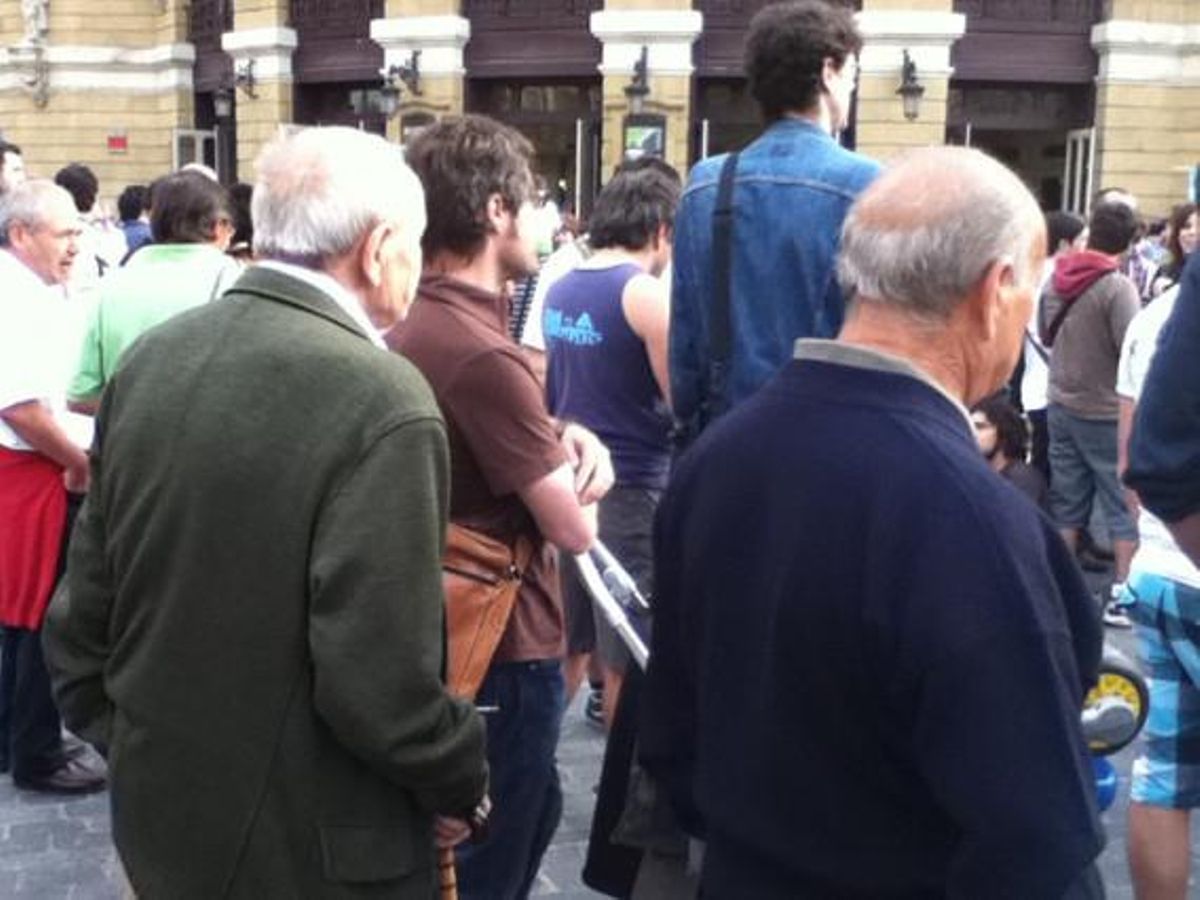 Típics manifestants antisistemes a Bilbao, diu el peu.