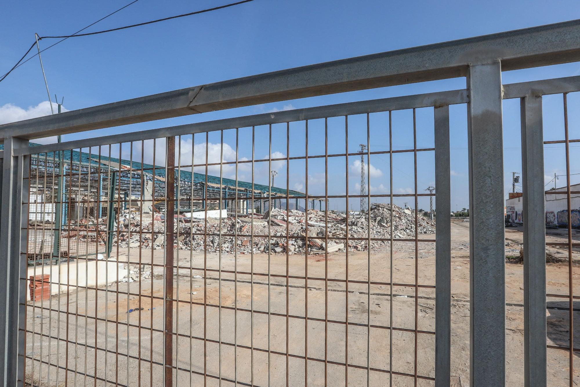 Una promotora inicia los derribos para una centro comercial de 26.000 metros cuadrados junto a losa del AVE de Orihuela