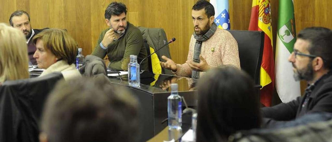 Adrián Riádigos (con bufanda) en su intervención en el pleno de Lalín el pasado día 1. // Bernabé/J.Lalín