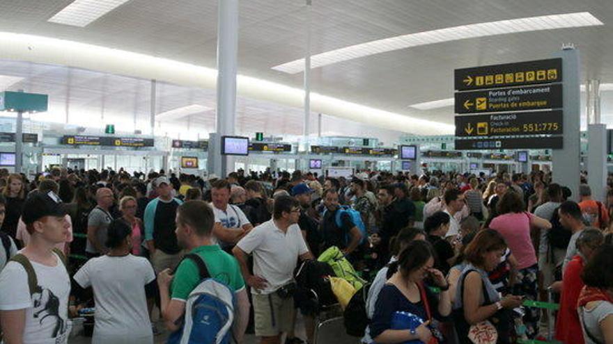 Cues al control de seguretat de la Terminal T1 de l&#039;Aeroport del Prat