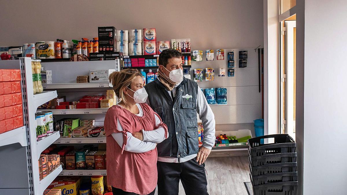 Mari Carmen Ramos y su marido Diego Riesco en la tienda. | Nico Rodríguez