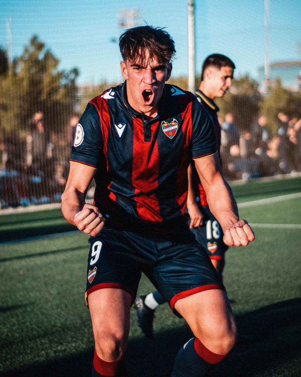 Carlos Espí celebrnado un gol con el Levante