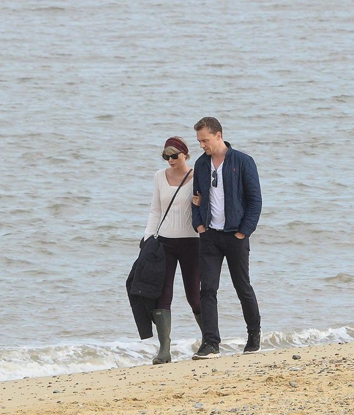 Taylor Swift y Tom Hiddleston dan un paseo por la playa tras conocer a la madre del actor
