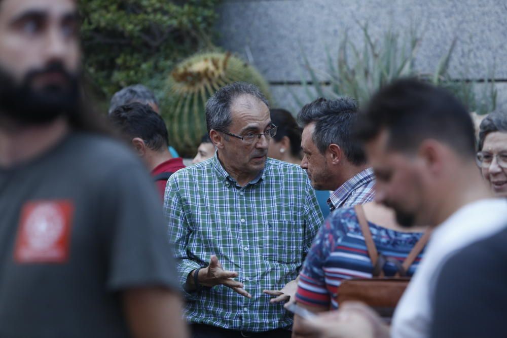 Acció Cultural del País Valencià y otras entidades protestan frente a la estación de Renfe