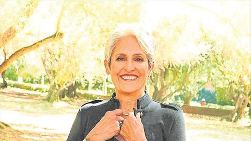 Joan Baez: «La gente es feliz con la mentira»