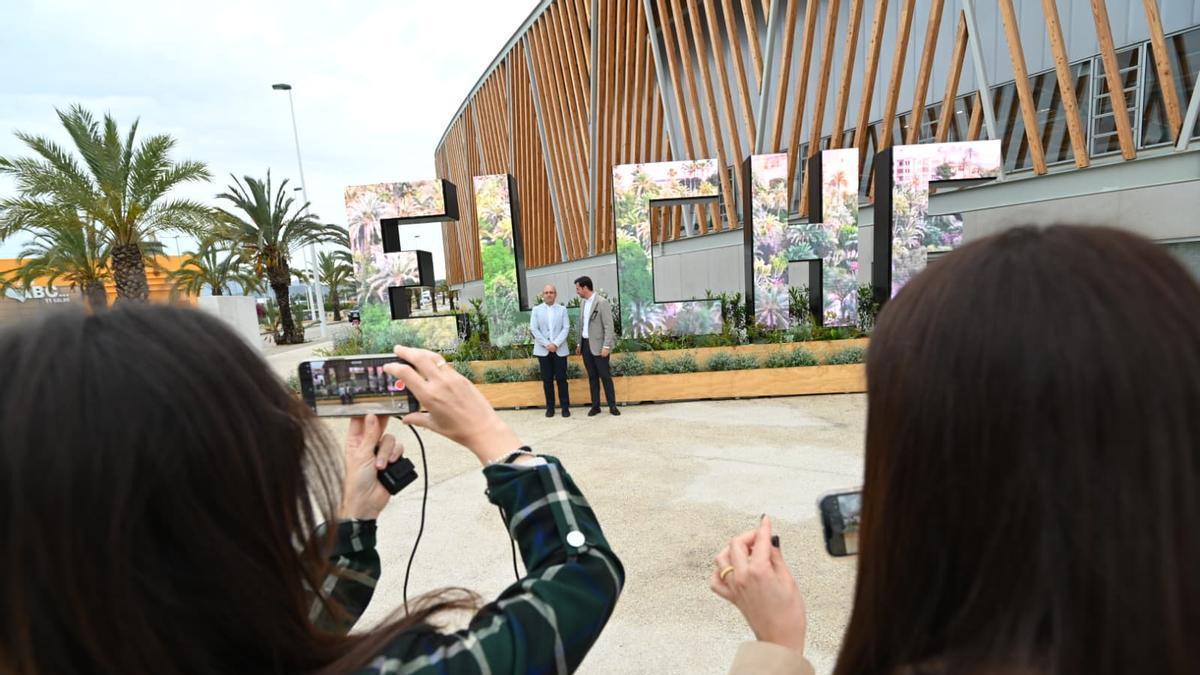 Un momento de la presentación de las letras retroiluminadas este viernes junto al pabellón inclusivo de Elche