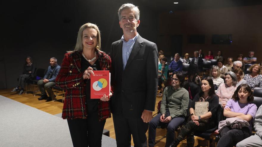 La psicóloga Diana Rodríguez y Nacho Tornel, ayer, en el Club FARO. |    // RICARDO GROBAS