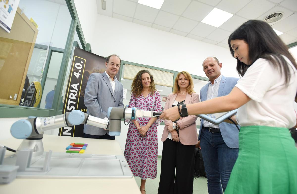 Francisco J. Vázquez (i), Cristina Aguilar (2i) y Miguel Ruz (2d), durante la presentación del nuevo robot colaborativo de la UCO.