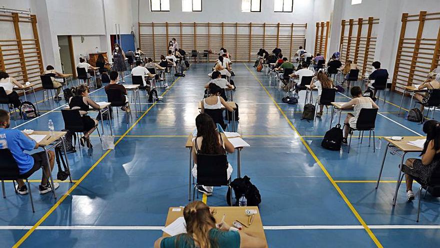 Instituto de València que habilitó su gimnasio para las PAU. | M.Á.MONTESINOS