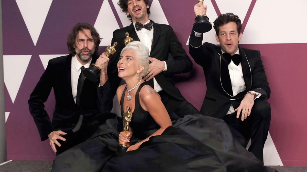 Lady Gaga acompañada de Mark Ronson, Andrew Wyatt y Anthony Rossomando