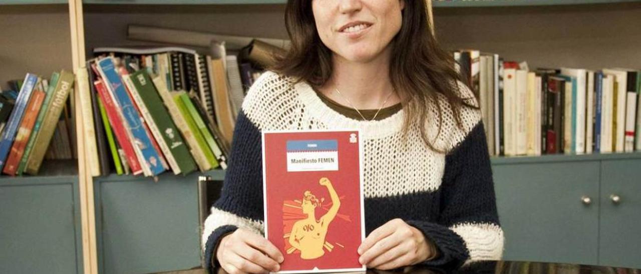 Laura Sandoval, editora de Hoja de Lata, ayer, con un ejemplar del &quot;Manifiesto Femen&quot;.