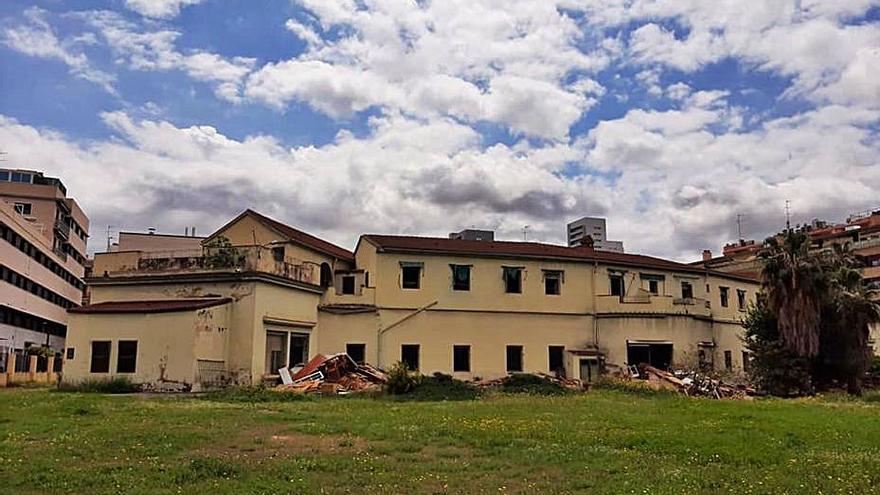 Derriban el antiguo asilo de Santa Elena de Torrent para ampliar el espacio exterior 