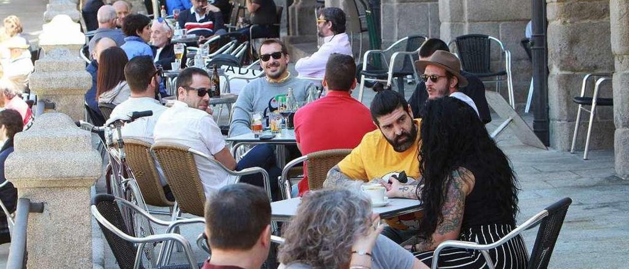 Terraza de Plaza Mayor a primera hora de ayer, donde los clientes disfrutan de sus consumiciones y del buen tiempo. // Iñaki Osorio