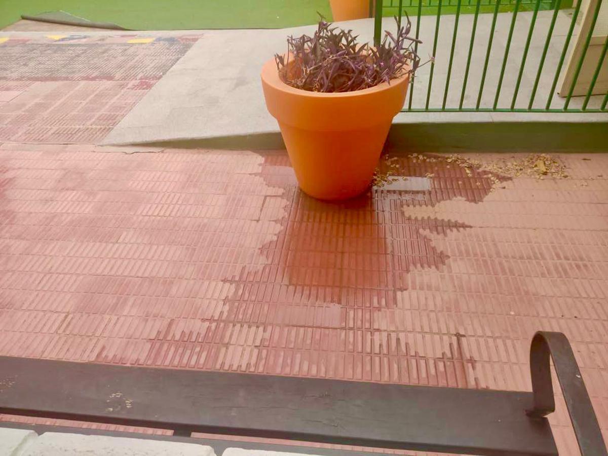 Agua encharcada por el aire acondicionado en un patio